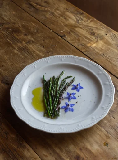 olive oil asperge dish Greek extra virgin olive oil tasting with asparagus and flowers